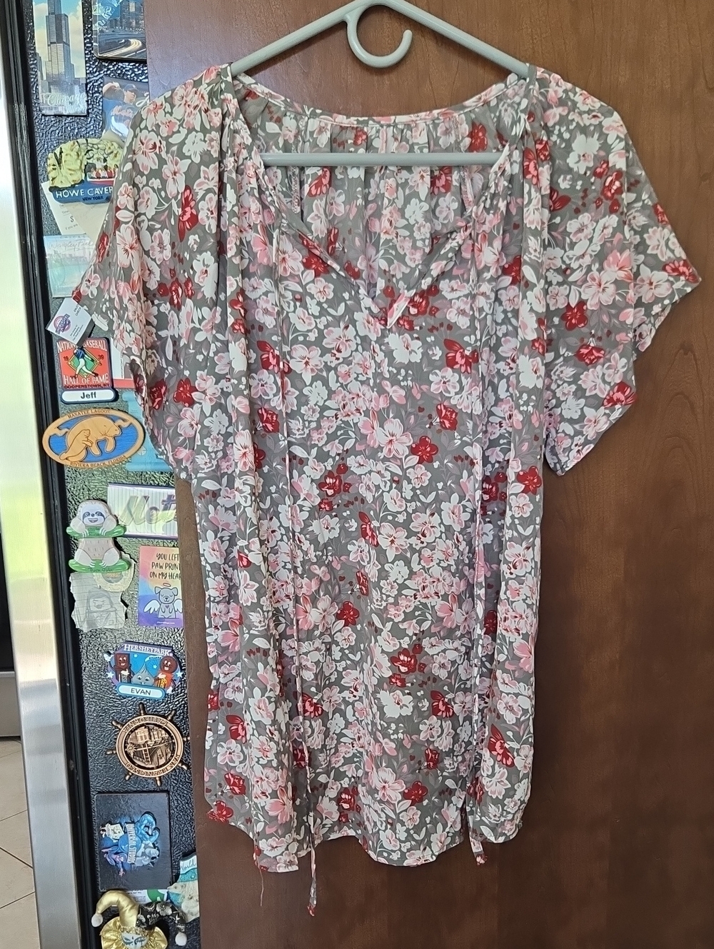 Floral V-Neck Short Sleeve Blouse in Gray, Pink & Red
